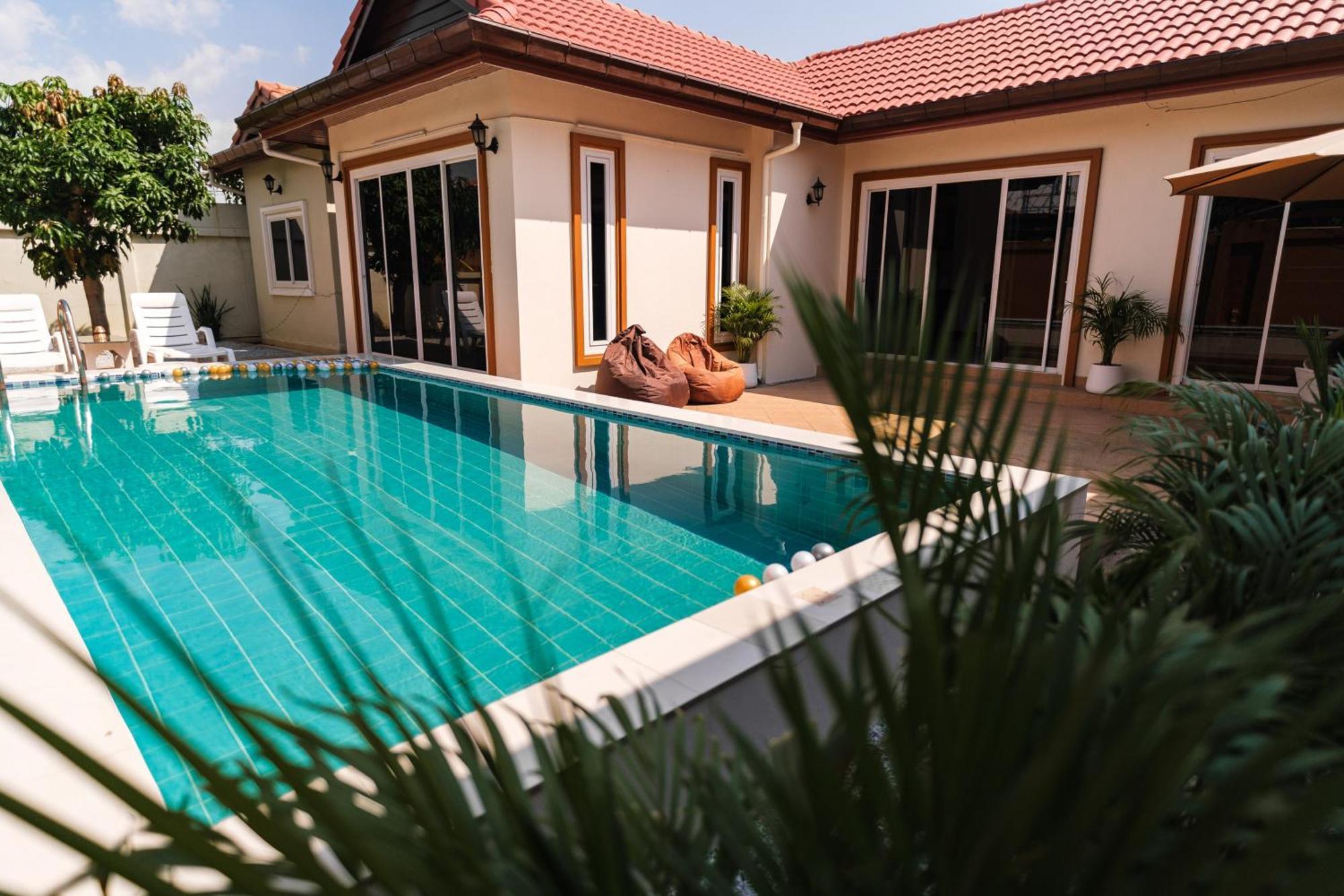 Villa Queen Massarossa Pool Pattaya-25